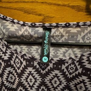 Sterling Creek Women's Geometric Long Sleeve Top - Black and Gray